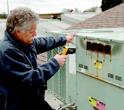 使用紅外測溫儀測量屋頂制冷系統(tǒng)。 