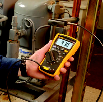 使用DMM和管鉗式探頭測量液態(tài)管溫度。