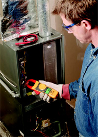 使用鉗形表檢查電流。